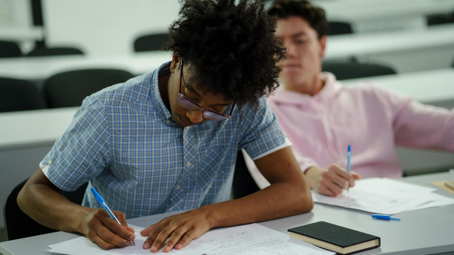 Adolescentes haciendo un examen Adolescentes haciendo un examen