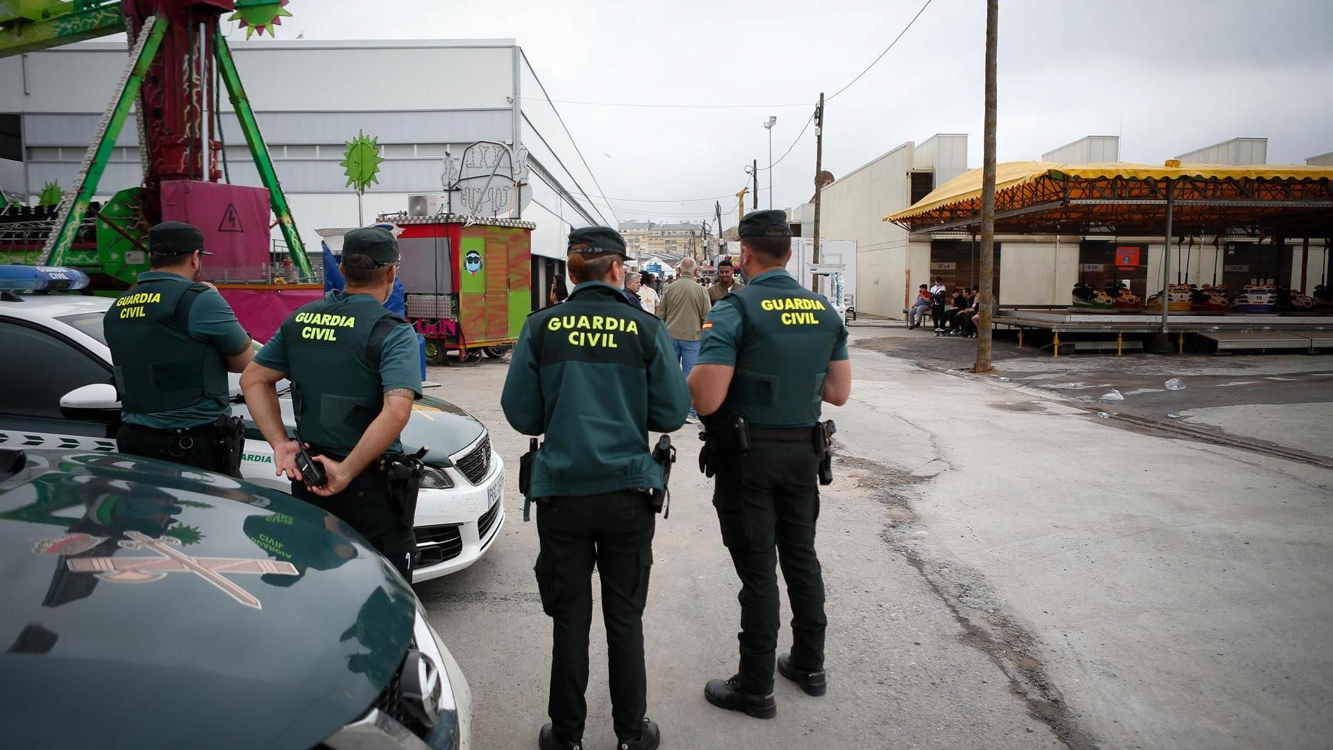 Agentes de la Guardia Civil en el recinto ferial de Burela, donde sucedió el atropello mortal Agentes de la Guardia Civil en el recinto ferial de Burela, donde sucedió el atropello mortal