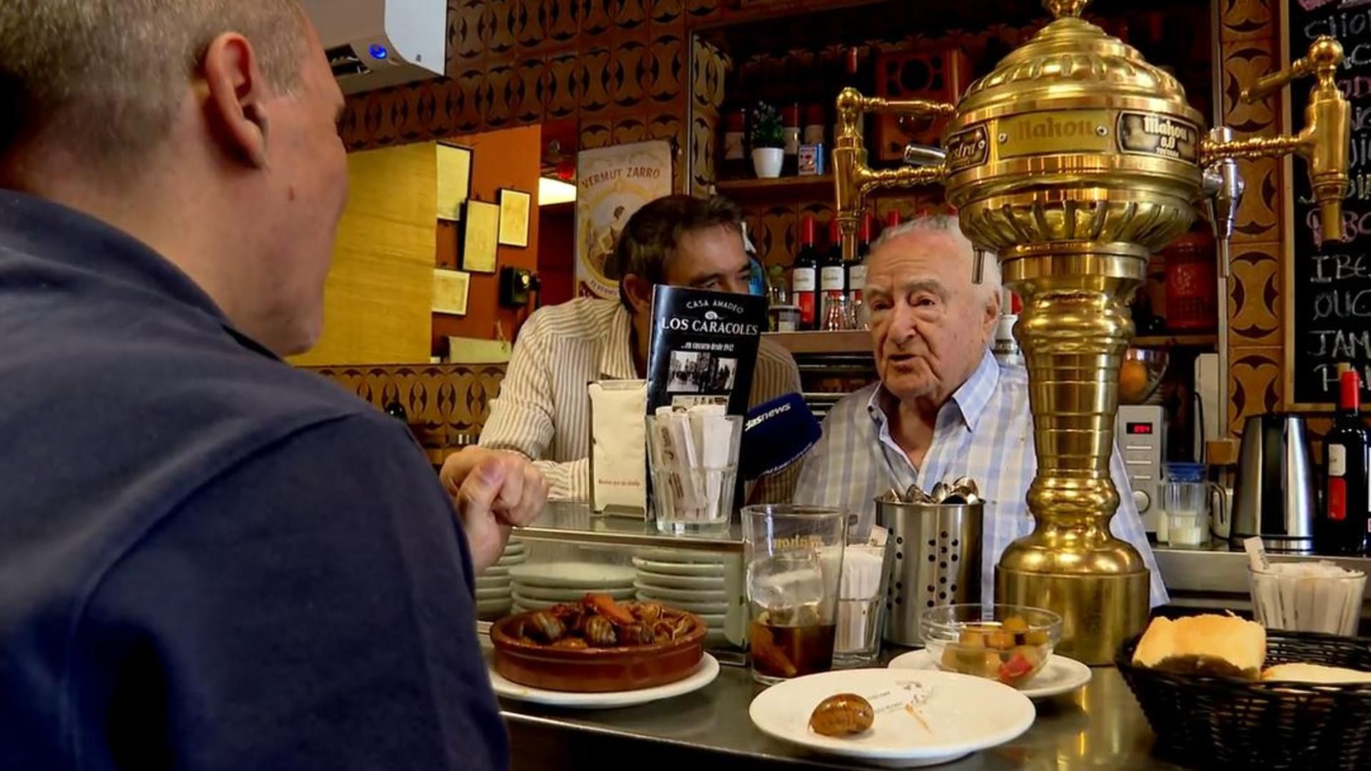 Amadeo, el rey de los caracoles: llegan clientes de todo el mundo hasta su taberna en el centro de Madrid