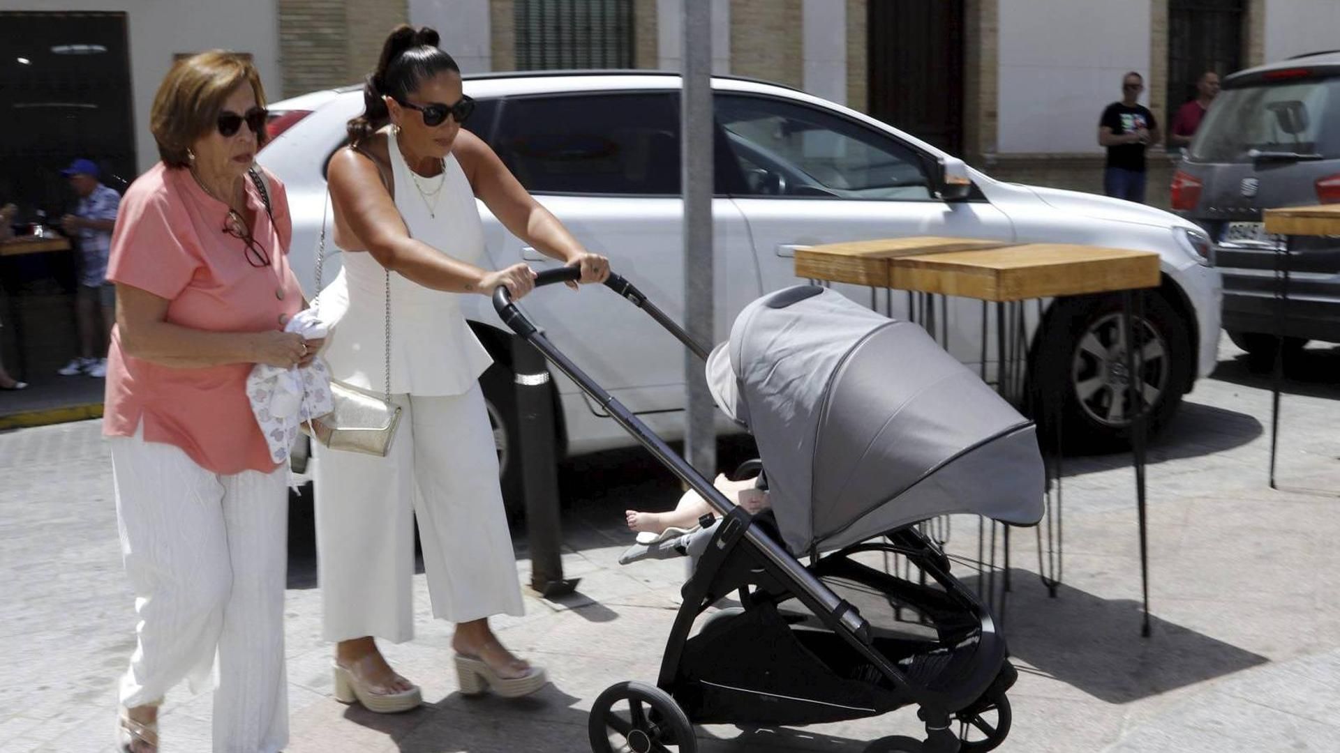 Anabel Pantoja, llegando a la comunión de su sobrina con su madre y con su hija