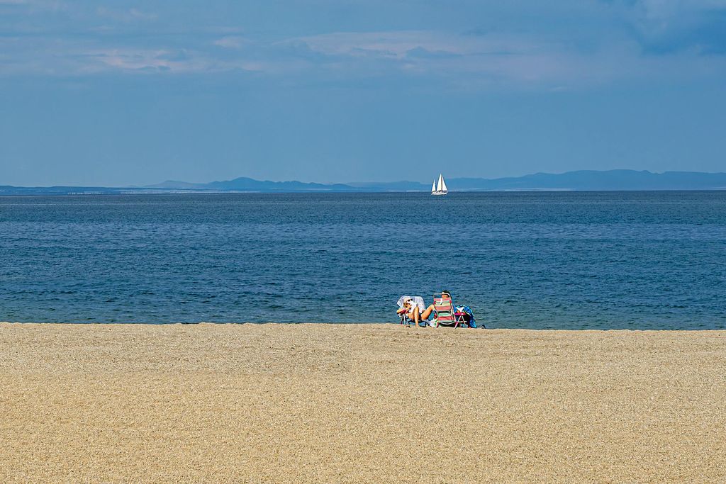 Dos personas disfrutan de la playa en Roquetas de Mar