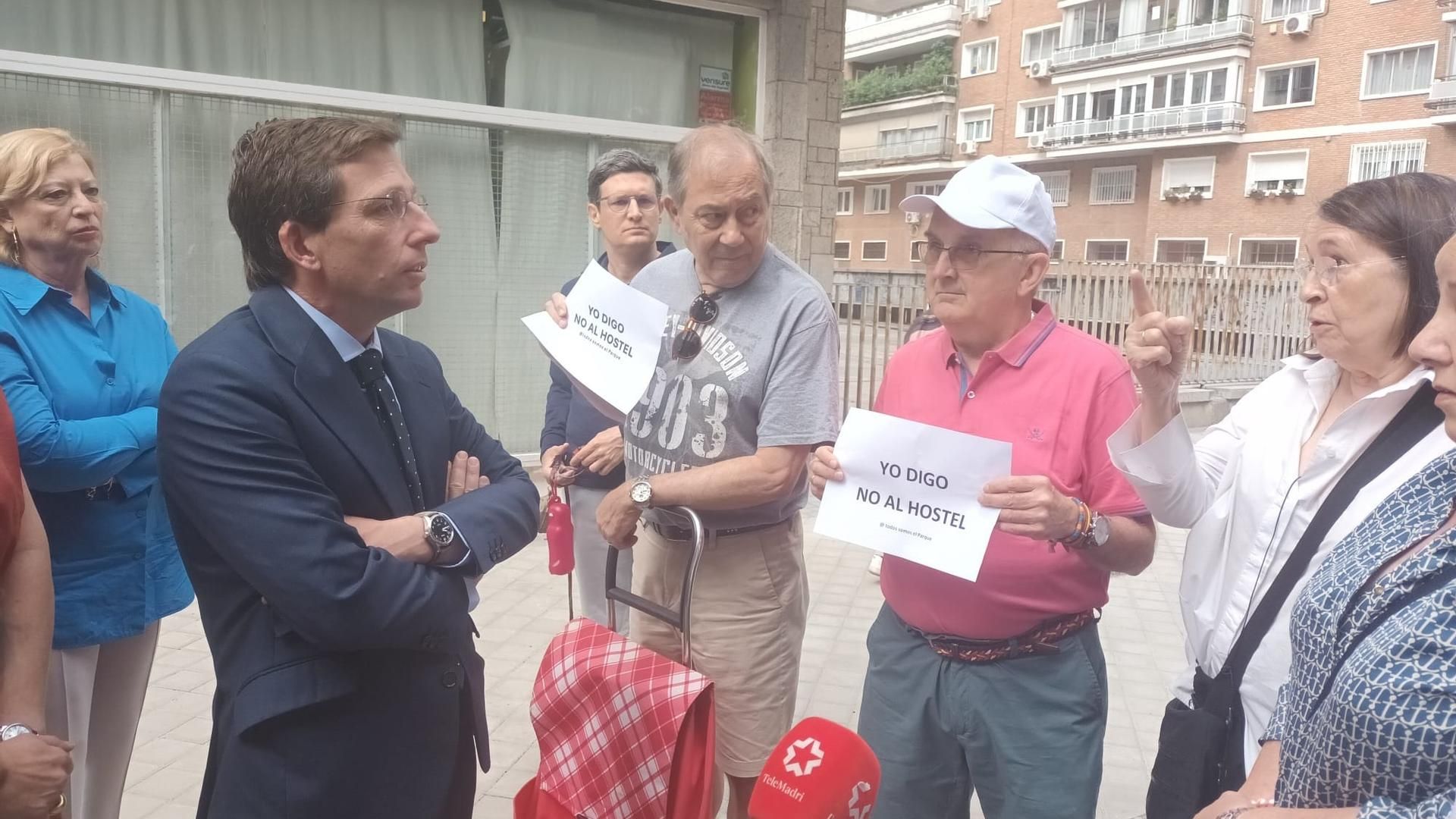 El alcalde de Madrid, José Luis Martínez-Almeida, ha "dado la cara" ante los vecinos del entorno del hostal en Parque Avenidas