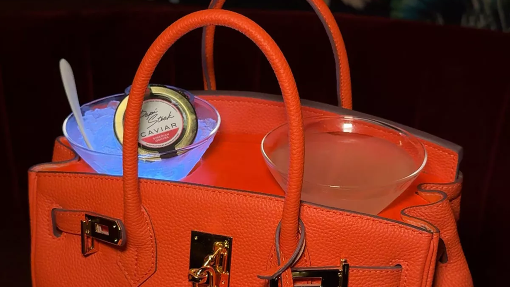 El cóctel se sirve en la mesa junto a caviar y sobre un Birkin naranja