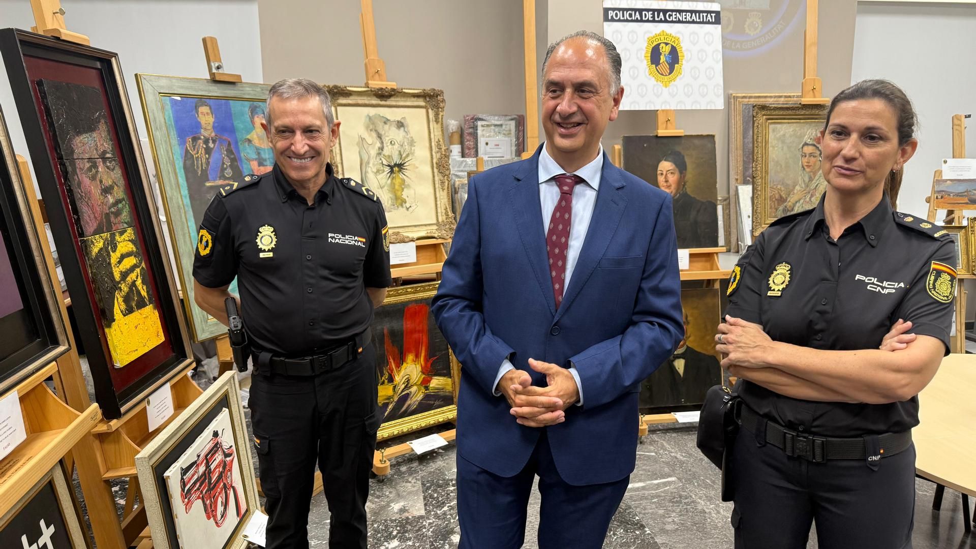 El conseller de Interior y responsables judiciales junto a los cuadros