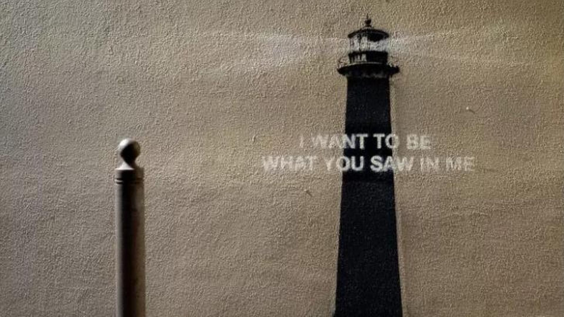 El faro de Bansky en la que el grafitero se apoya en un bolardo  de la calle para proyectar la sombra.