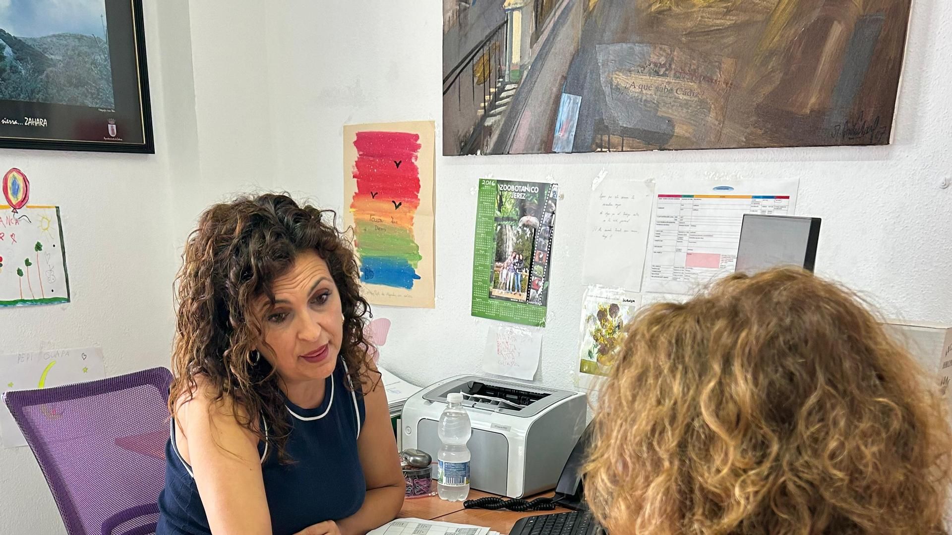 Funcionarios trabajando en el Ayuntamiento de Zahara de la Sierra, Cádiz