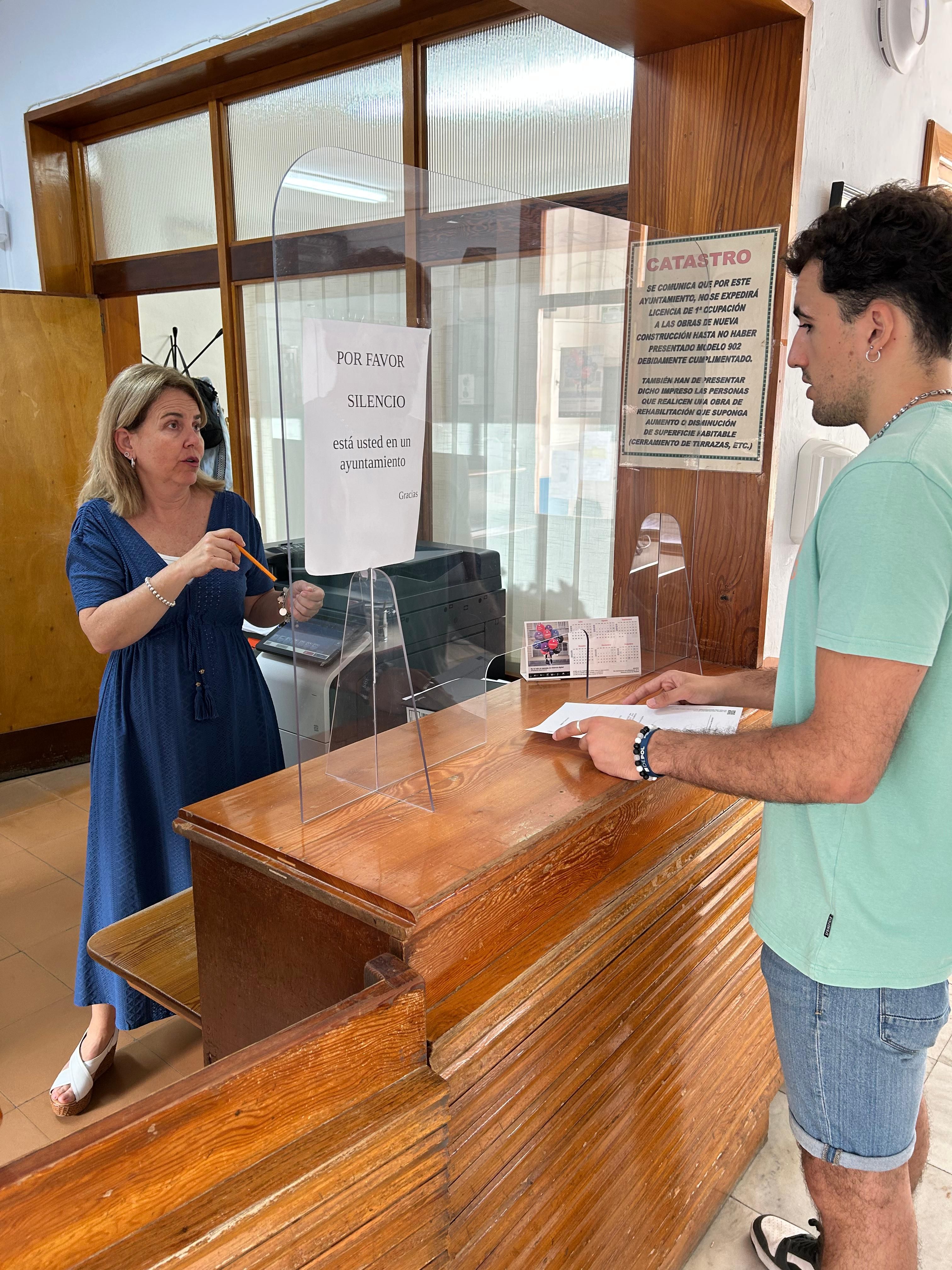 Funcionarios trabajando en el Ayuntamiento de Zahara de la Sierra, Cádiz