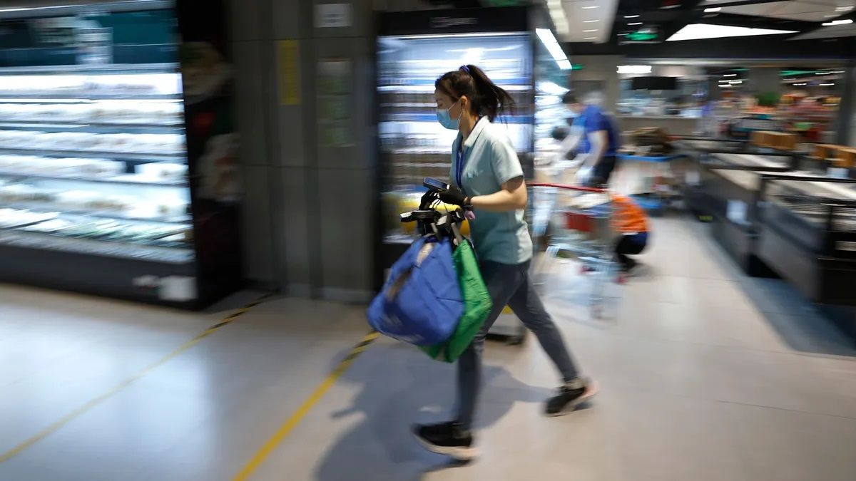 Haciendo la compra en un supermercado físico