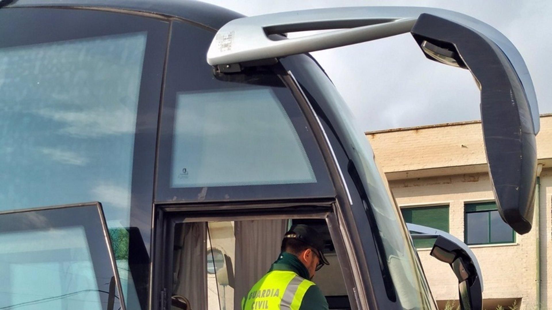 Imagen de archivo de un agente de la Guardia Civil inspeccionado un autobús