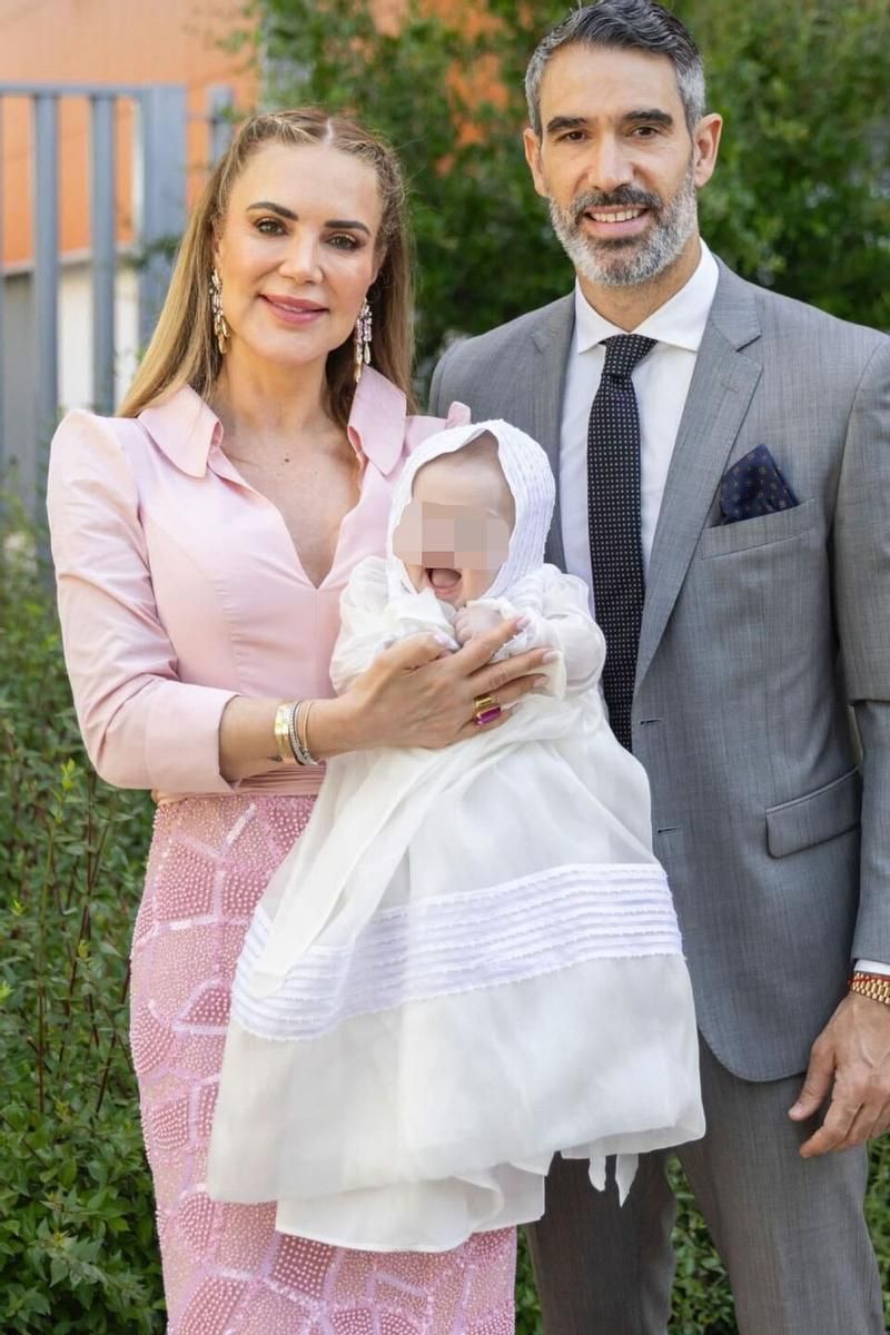 Ingrid Asensio y Fernando Sanz, con su nieta