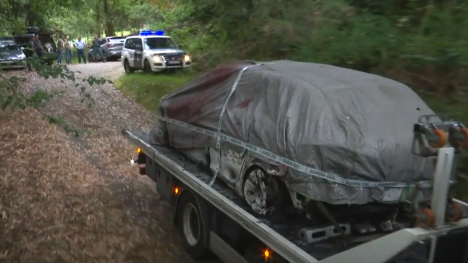 Investigan el hallazgo de dos cadáveres dentro de un coche calcinado en el municipio pontevedrés de Campo Lameiro