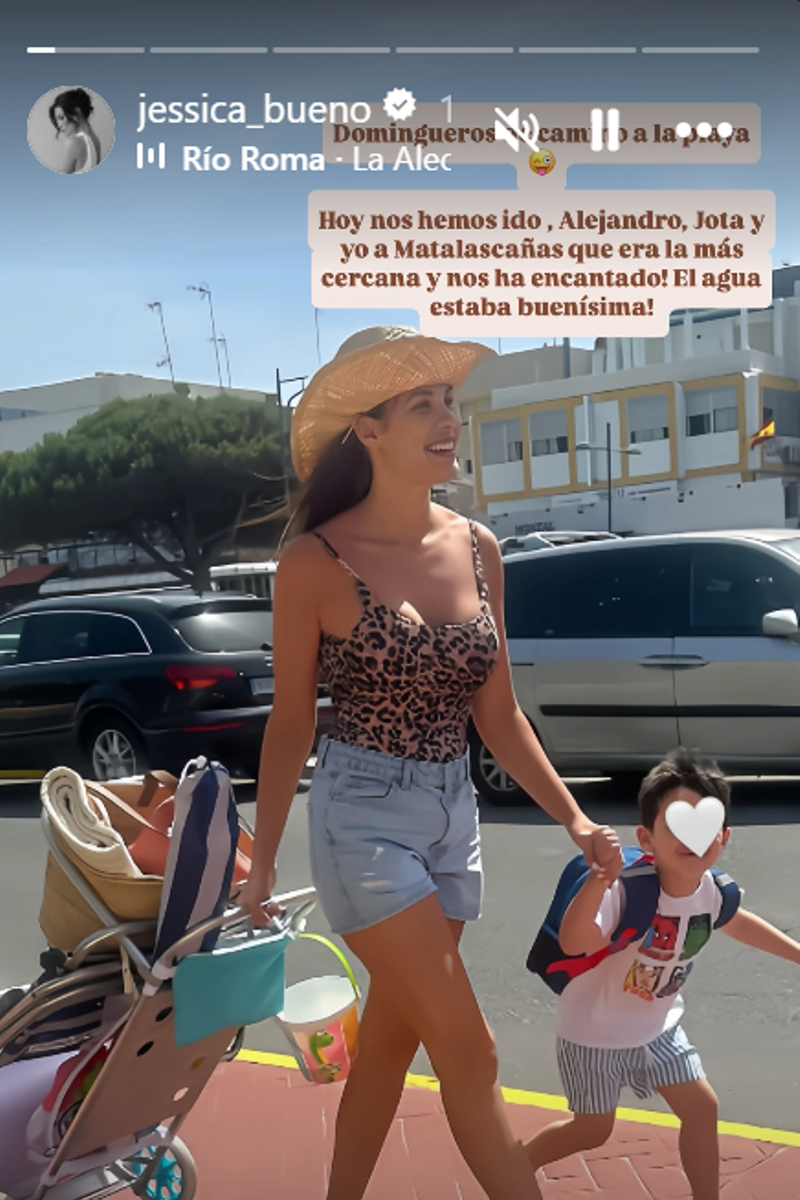 Jessica Bueno en la playa