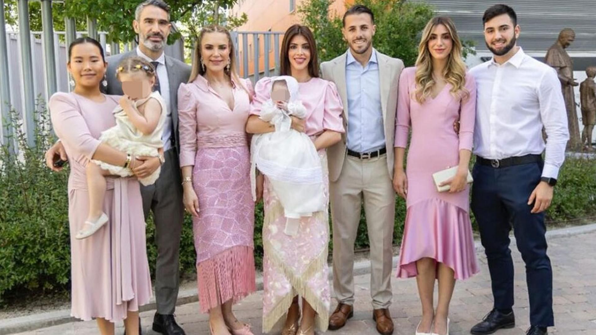 La familia de Ingrid Asensio y Fernando Sanz, en la ceremonia del bautizo de su nieta