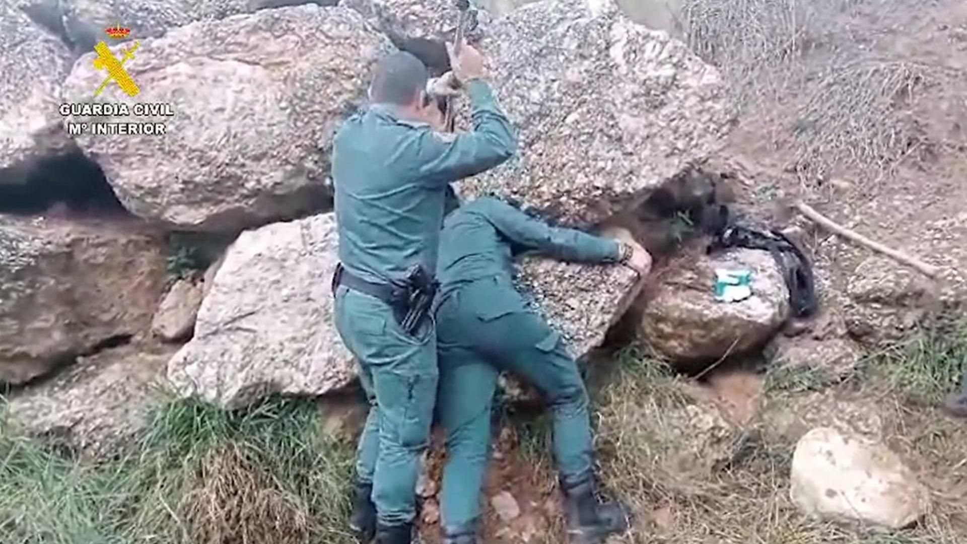 La Guardia Civil rescata a un perro atrapado en el cauce de un arroyo en Antequera