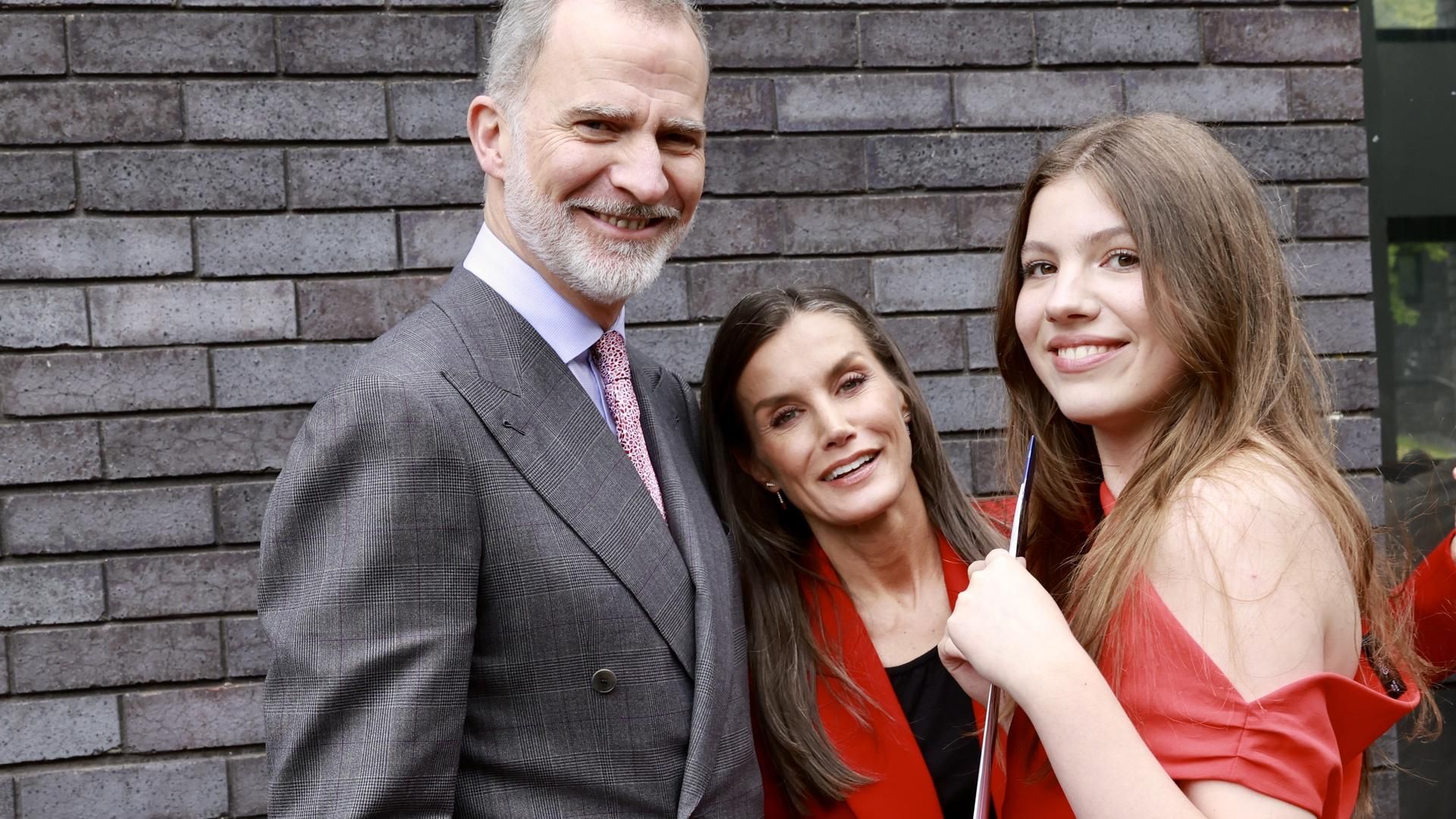 La infanta Sofía, junto a sus padres, los reyes Felipe y Letizia