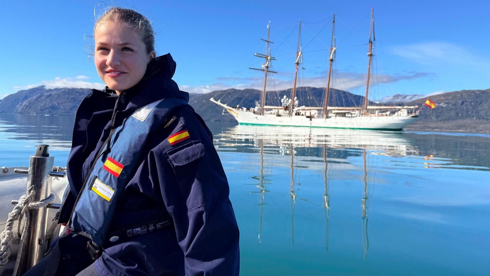 La princesa Leonor posa con Elcano de fondo