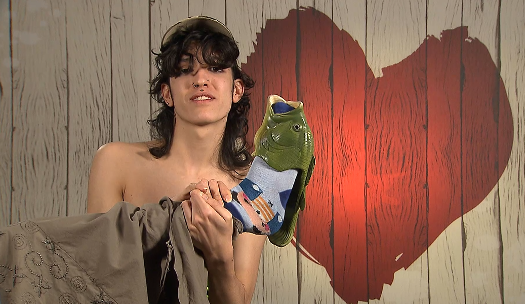 Mario enseña los detalles de su look en 'First Dates'