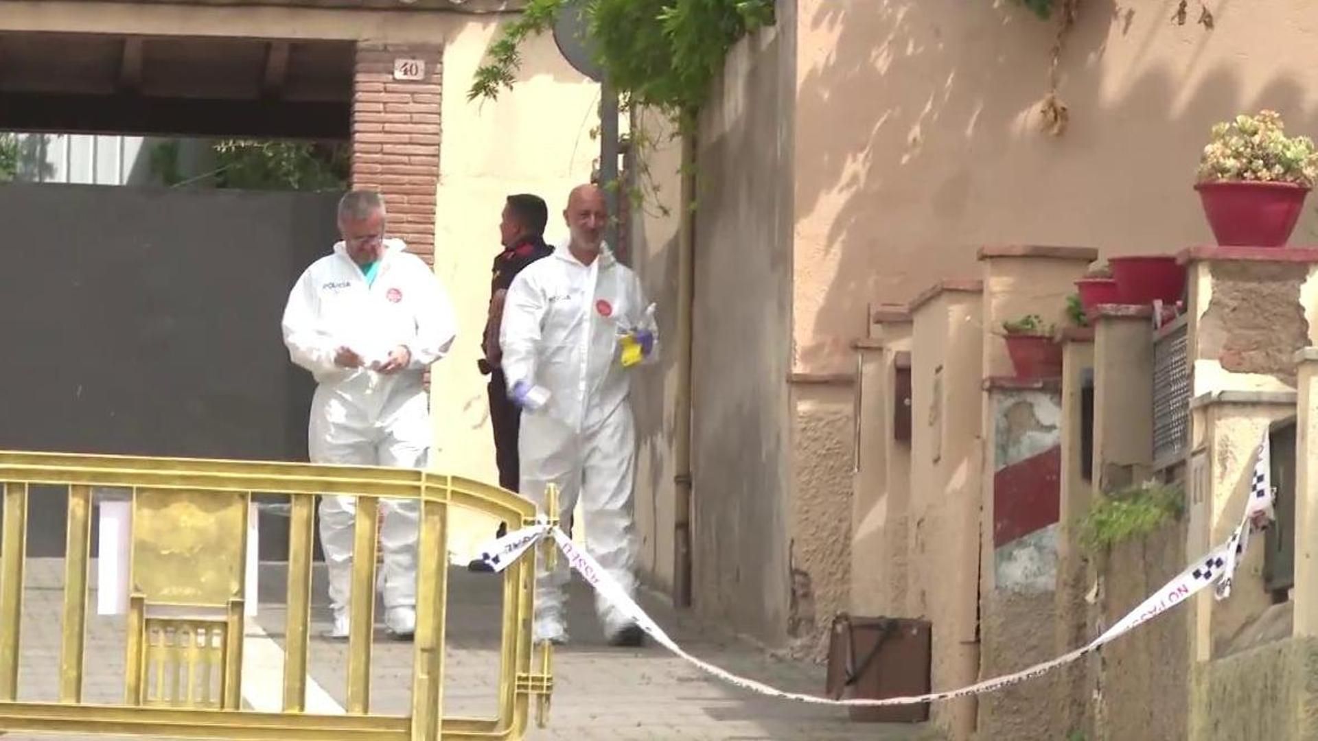 Mata a cuchilladas a su hijastro: la mujer ha sido encontrada en estado crítico en su casa