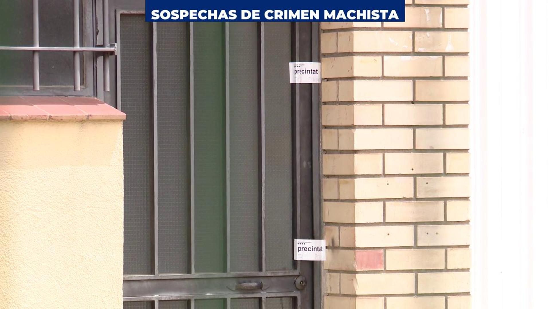 Mata a cuchilladas a su hijastro: la mujer ha sido encontrada en estado crítico en su casa