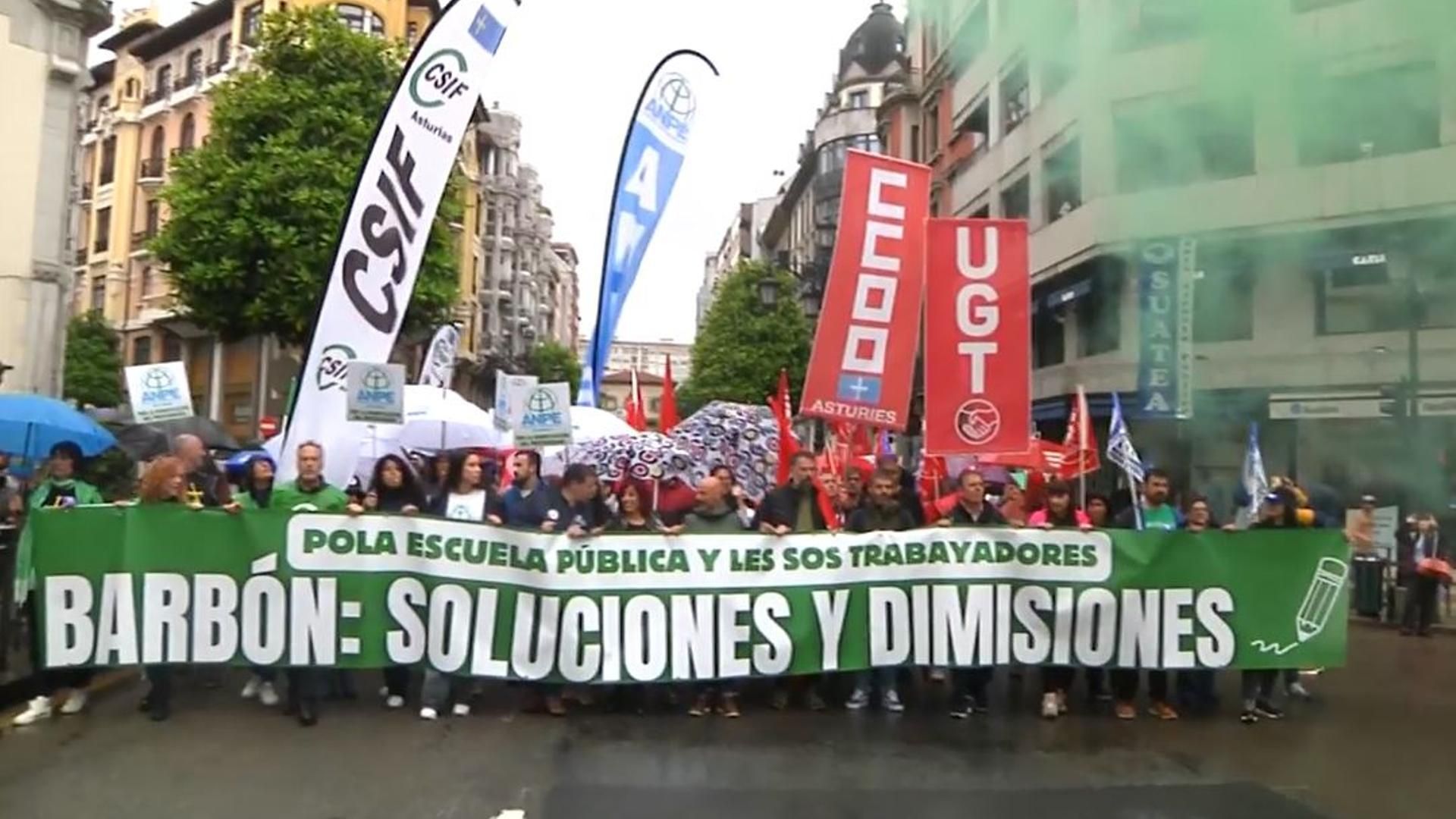Miles de personas apoyan las reivindicaciones del profesorado en las calles de Oviedo
