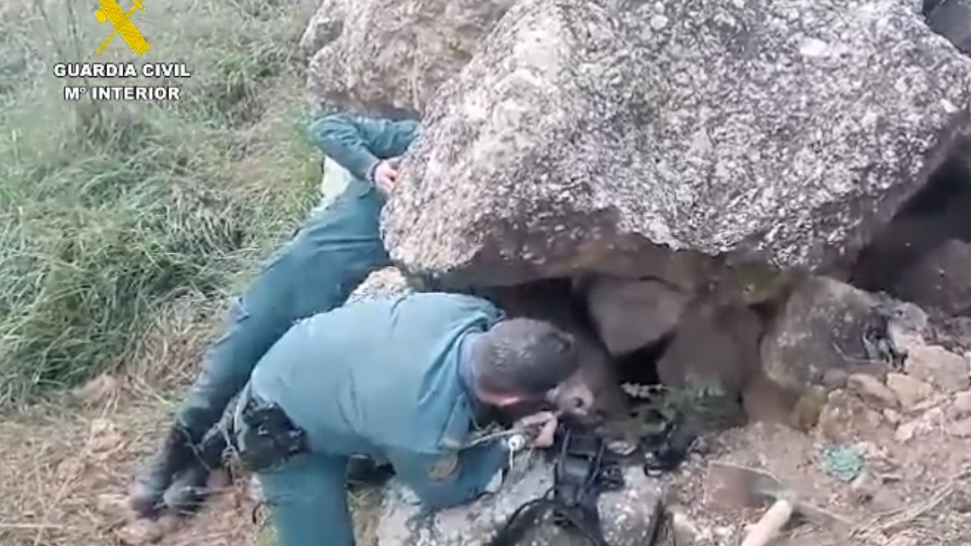 Momento del rescate por parte de la Guardia Civil