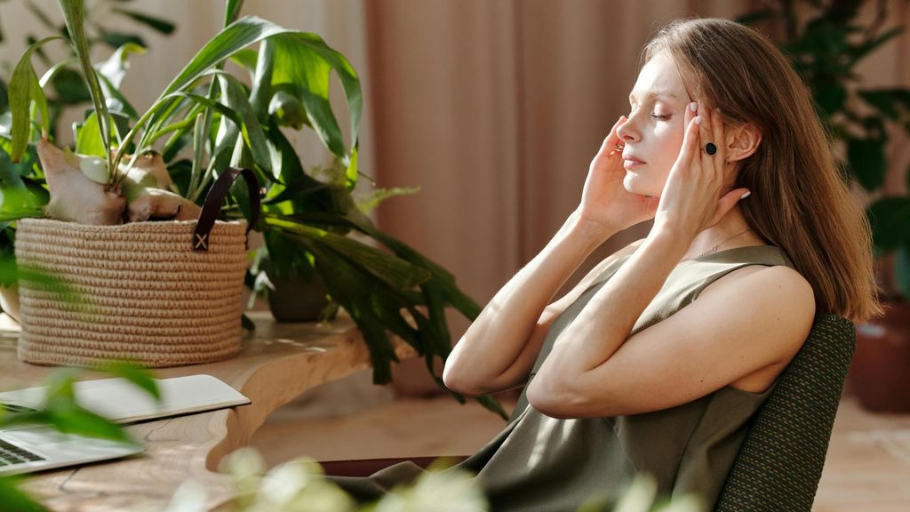 Mujer con dolor de cabeza