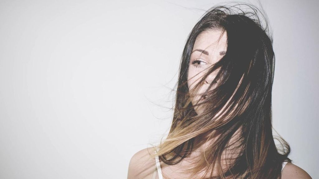 Mujer con el cabello largo