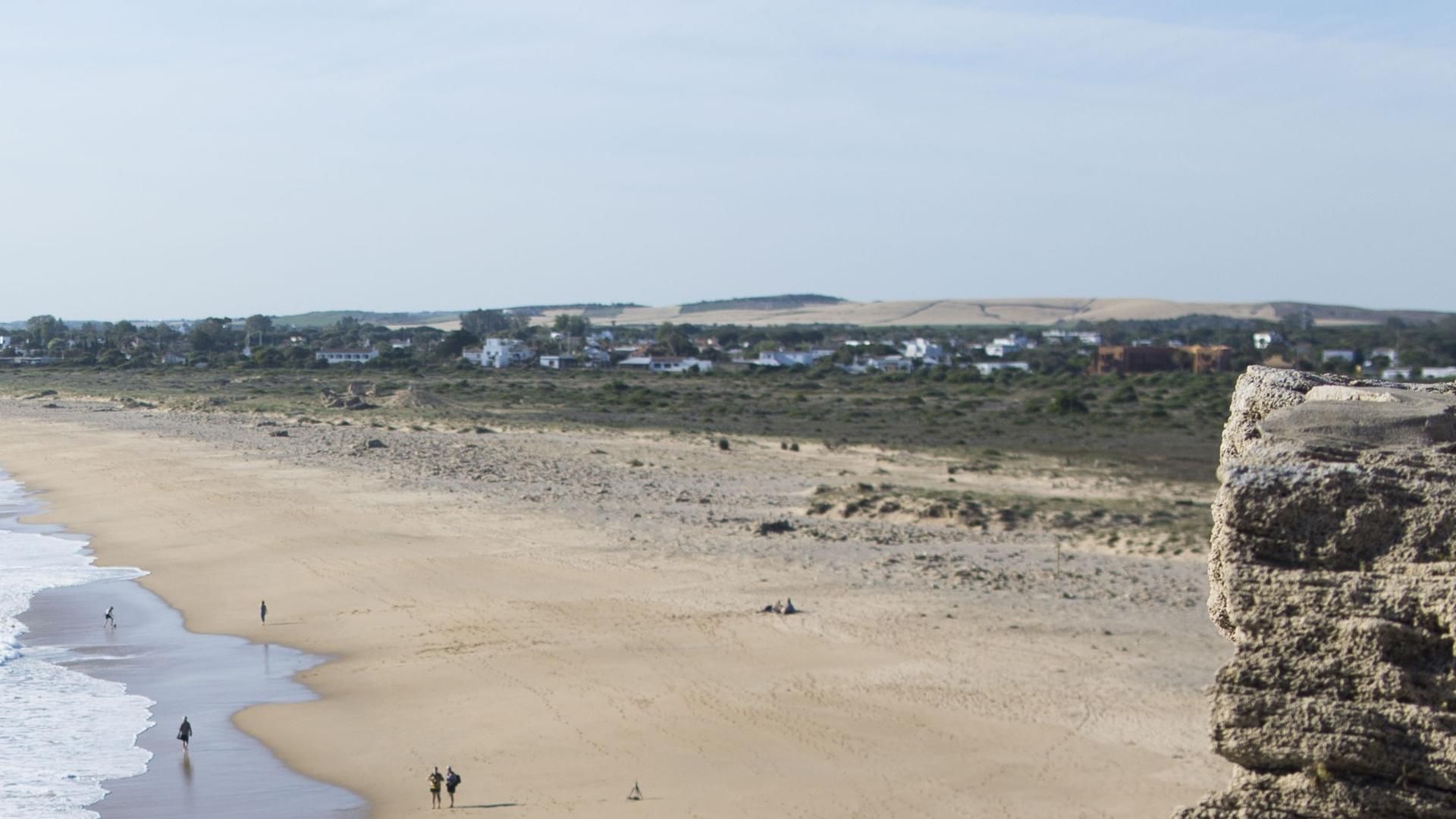 Playa y viviendas en Zahora, Cádiz