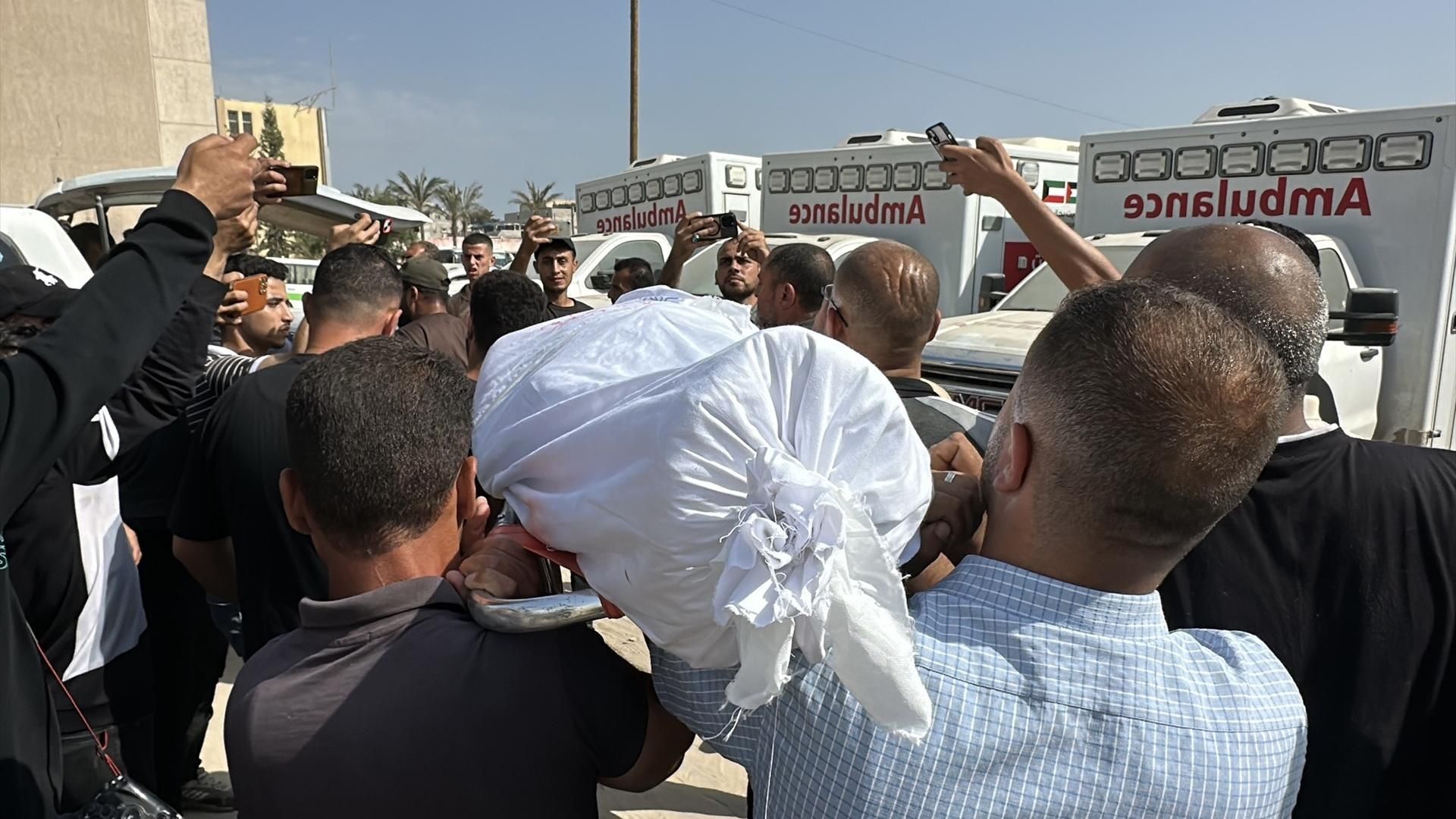 Soldados israelíes abren fuego contra civiles palestinos que trataban de llegar a un punto de distribución de ayuda humanitaria en Rafah