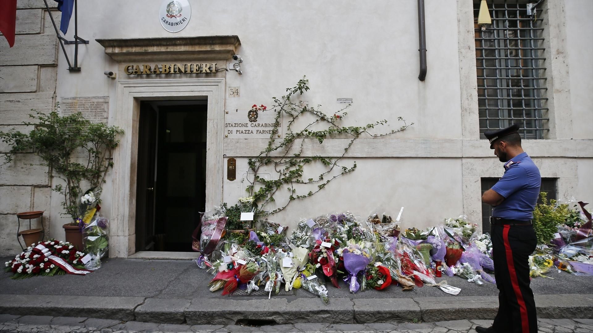 Un carabinieri ante el escenario de un crimen en Roma.