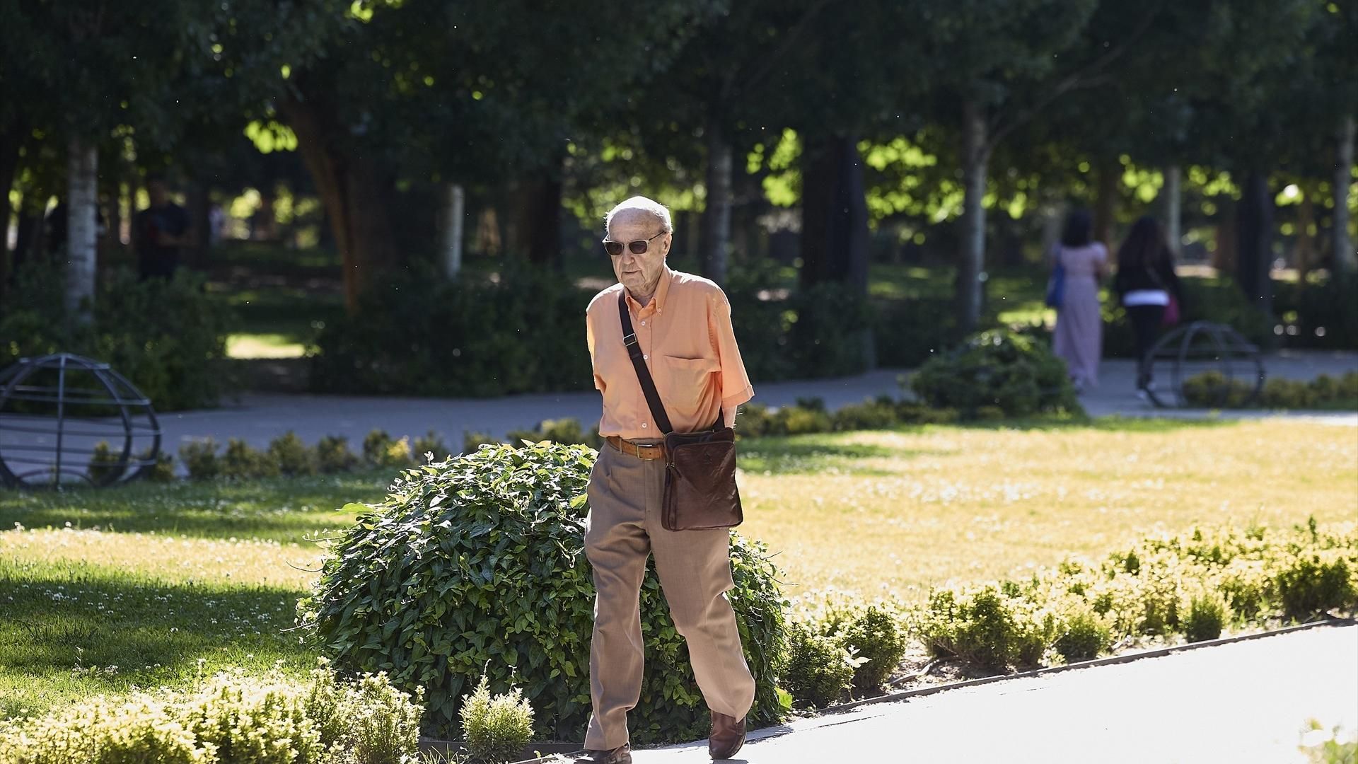 Un ciudadano paseando por el parque del Retiro Un ciudadano paseando por el parque del Retiro