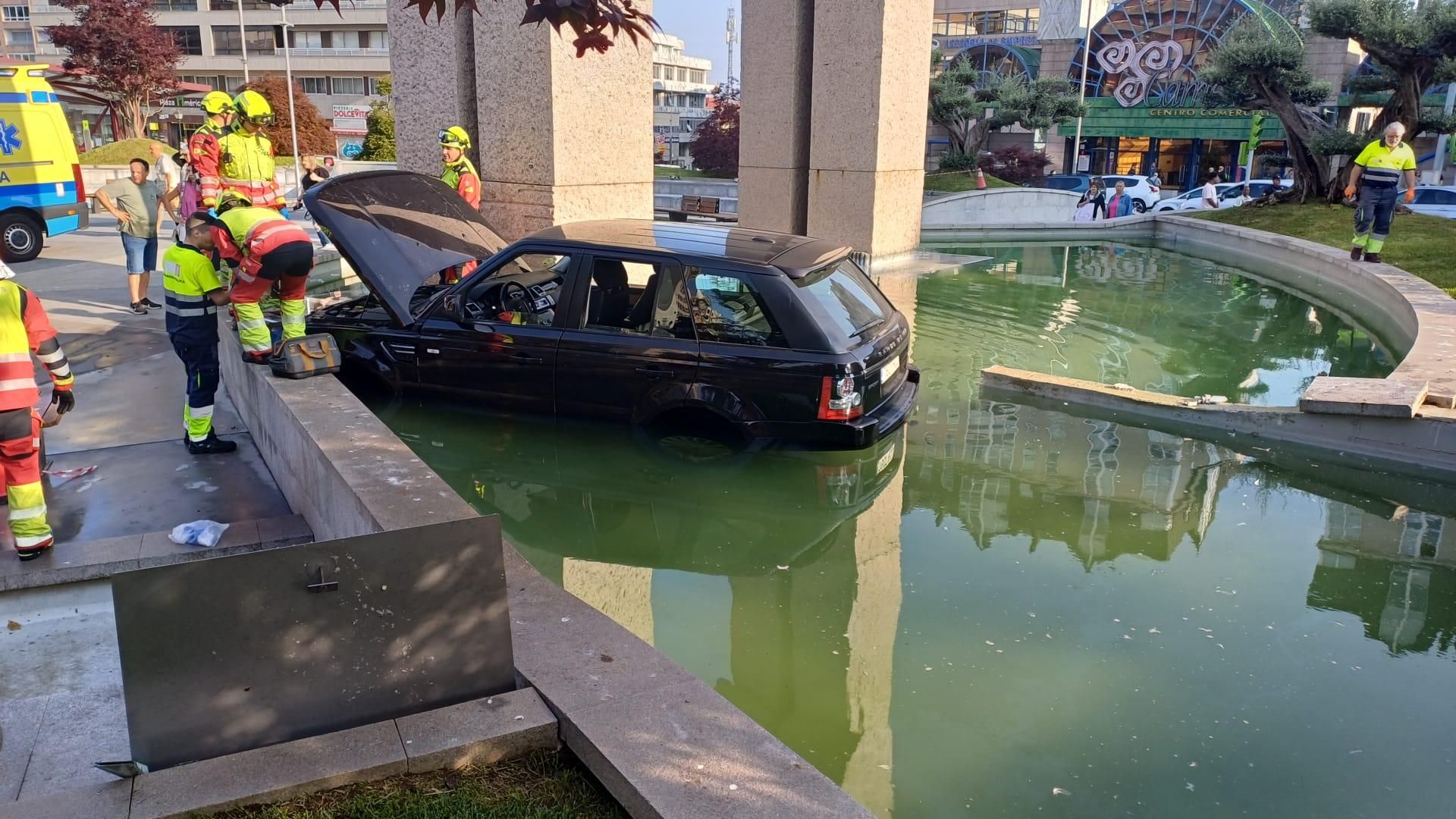 Un conductor pierde el control y acaba con su coche en el estanque de la plaza América de Vigo
