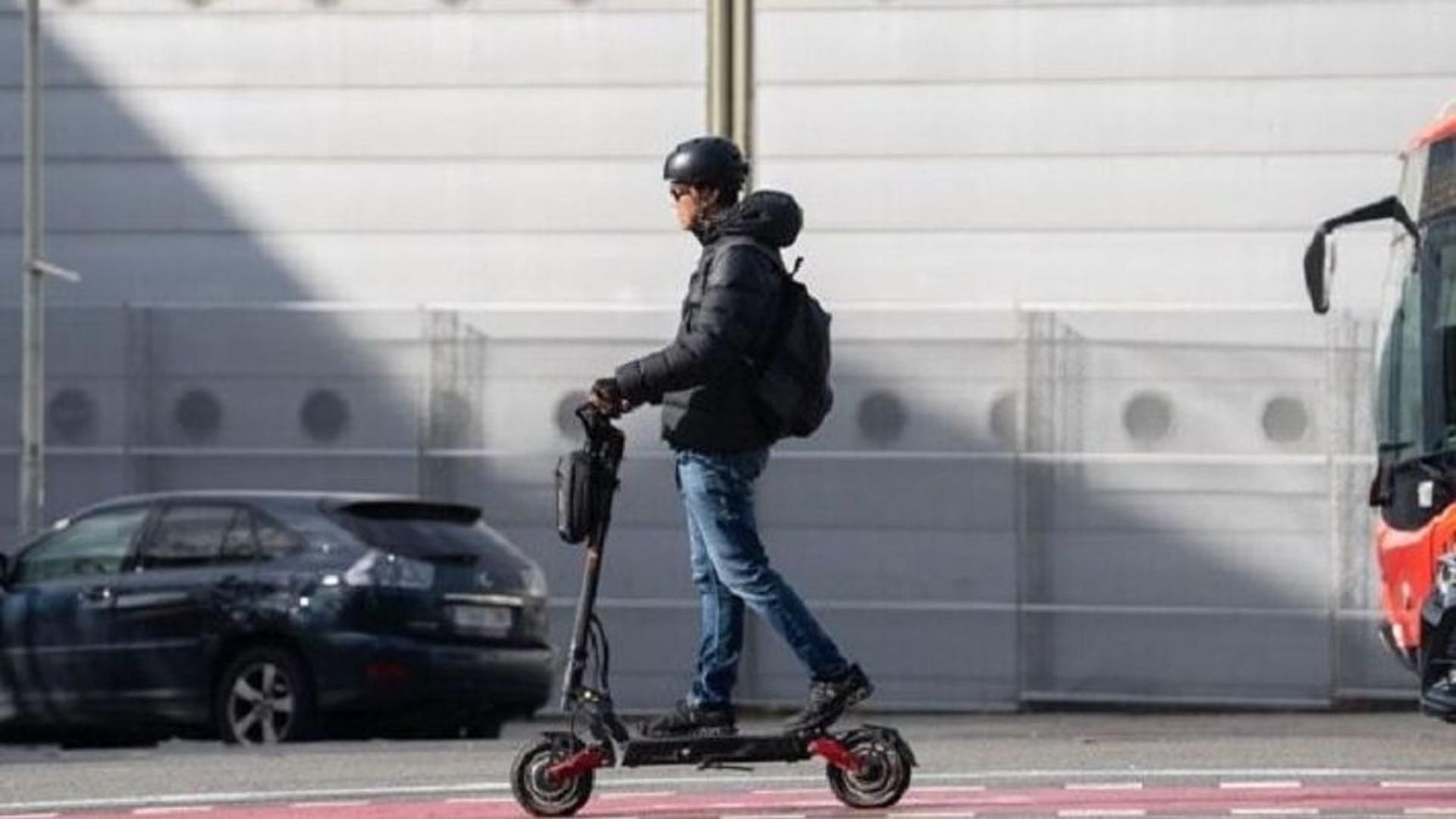Un hombre circulando en patinete