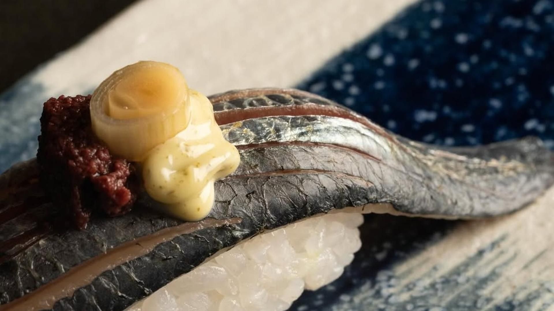 Una Gilda convertida en nigiri: sardina marinada en vinagre de arroz y ajo, mayonesa japonesa, paté de aceitunas negras y cebolleta encurtida