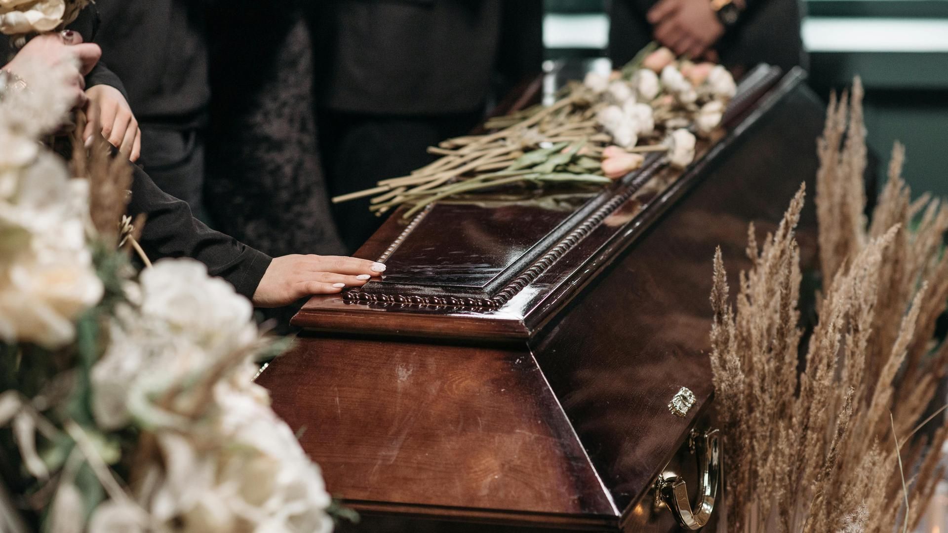 Una mujer que dieron por muerta despierta en el ataúd en República Checa: investigan a la forense por negligencia