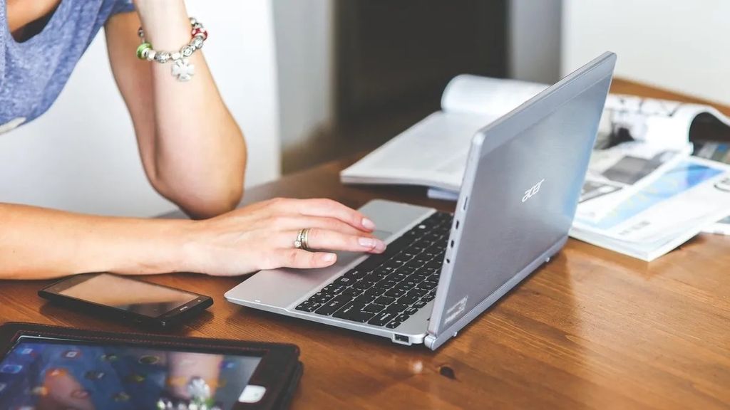 Una persona durante una clase online de su máster