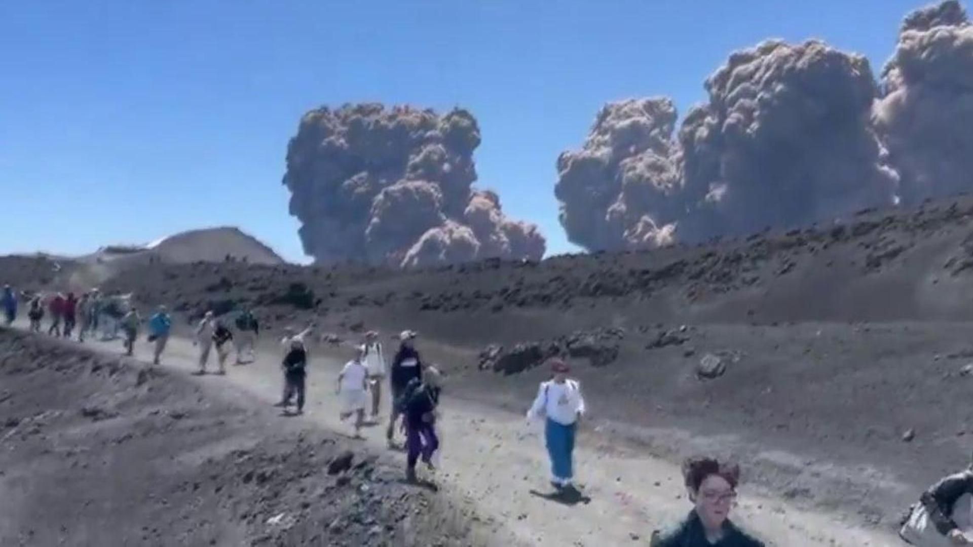 Una violenta erupción en el Etna siembra el pánico entre turistas con una columna de humo de más de 5.000 metros