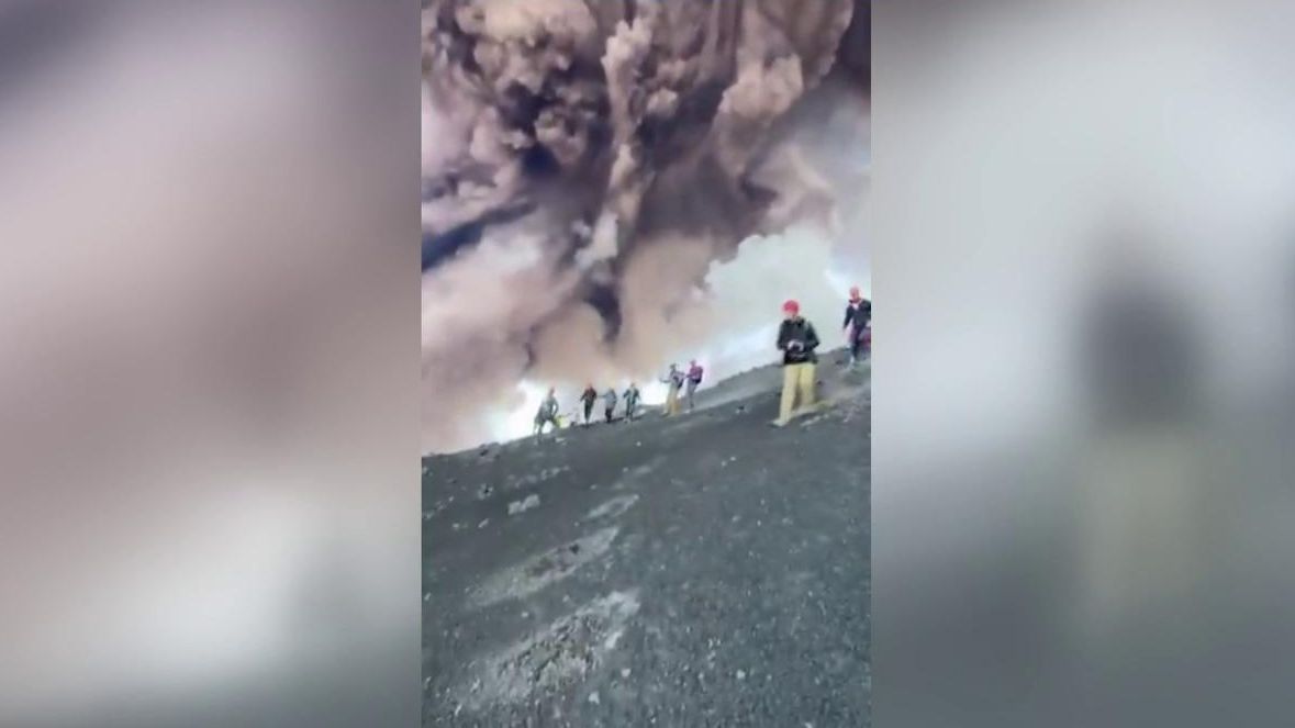 Una violenta erupción en el Etna siembra el pánico entre turistas con una columna de humo de más de 5.000 metros