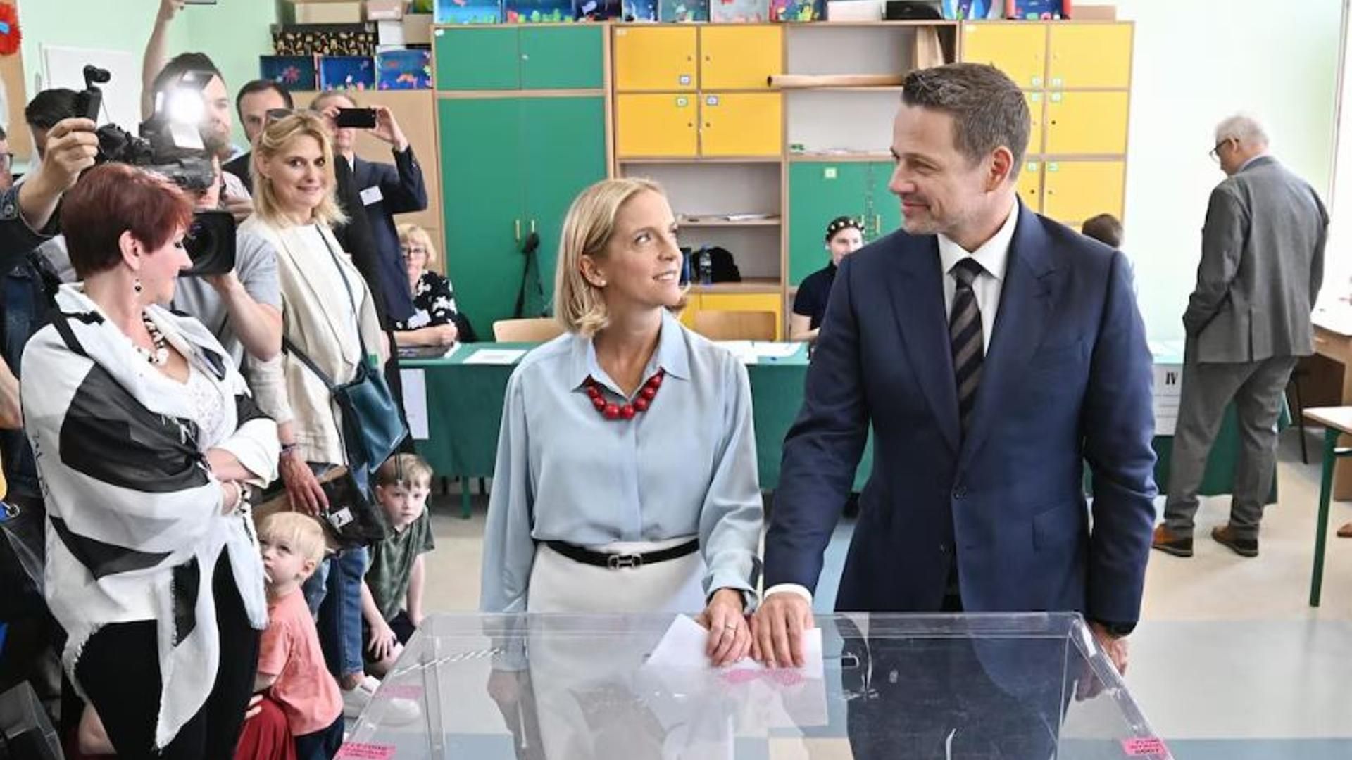 Victoria ajustada de Trzaskowski en las presidenciales de Polonia, según sondeos a pie de urna