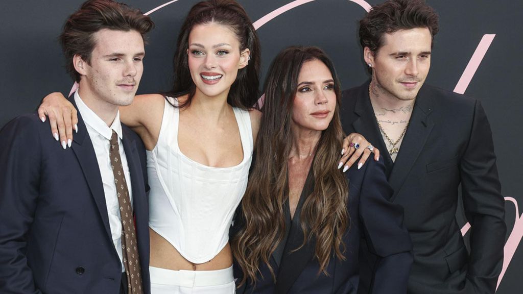 Victoria Beckham, con sus hijos Brooklyn y Cruz, y su nuera Nicola