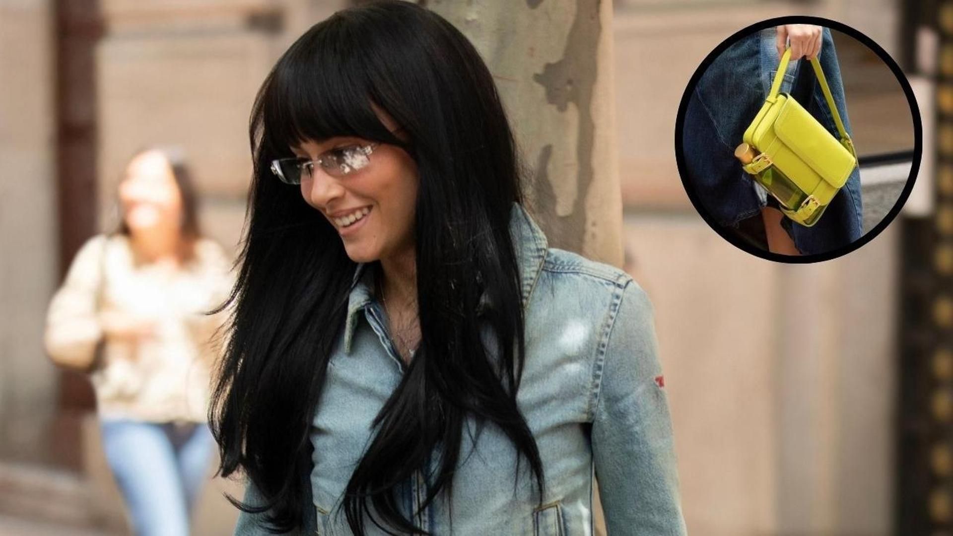 Aitana con su bolso de aceite de oliva