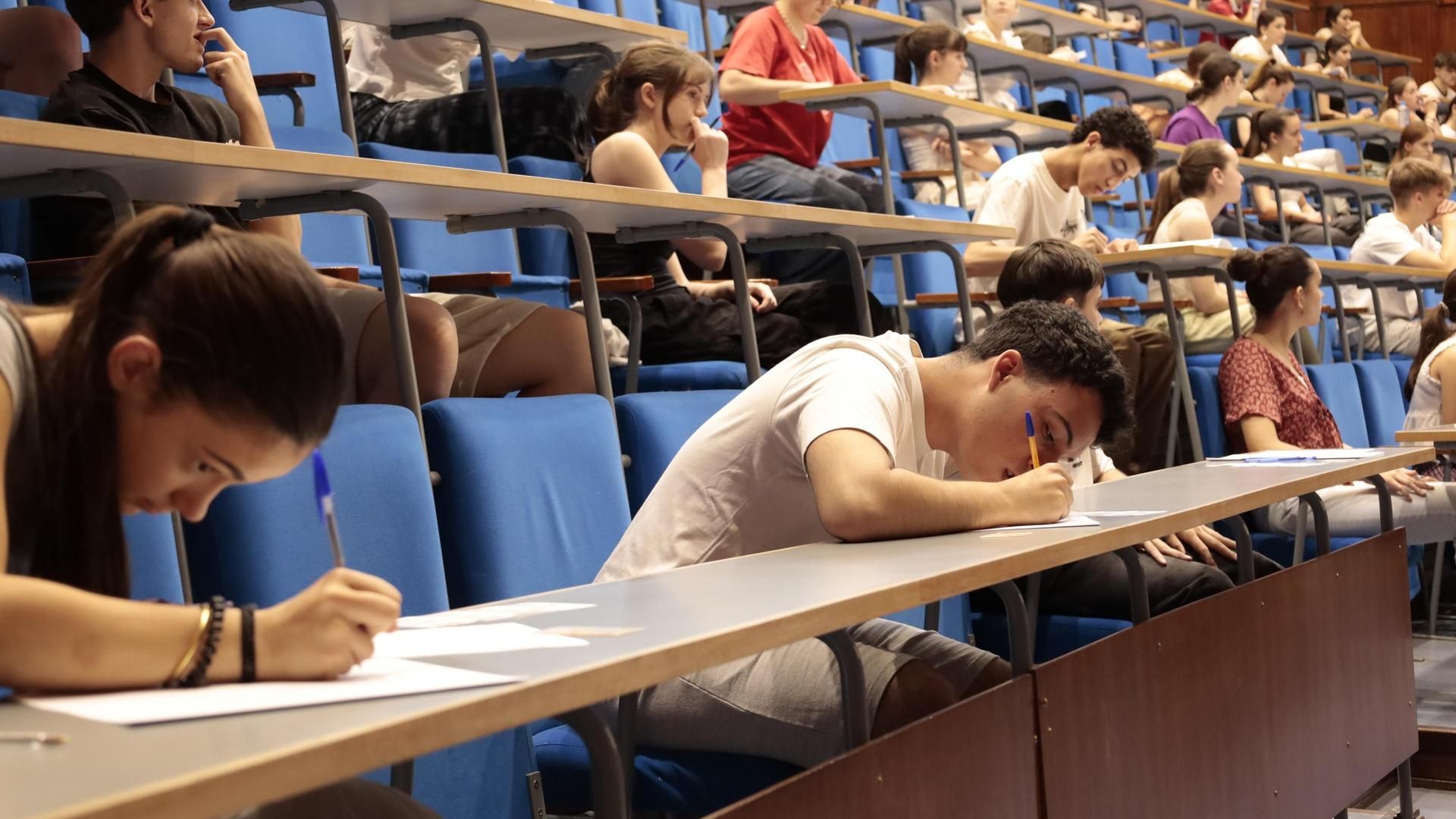 Ansiedad y nervios entre los estudiantes ante la nueva PAU: "Estoy muy agobiada por no llegar a la nota"