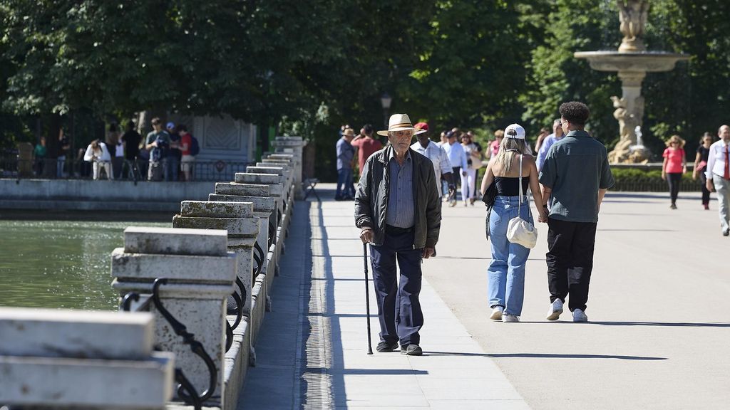 Ciudadanos pasean por el parque del Retiro de Madrid.