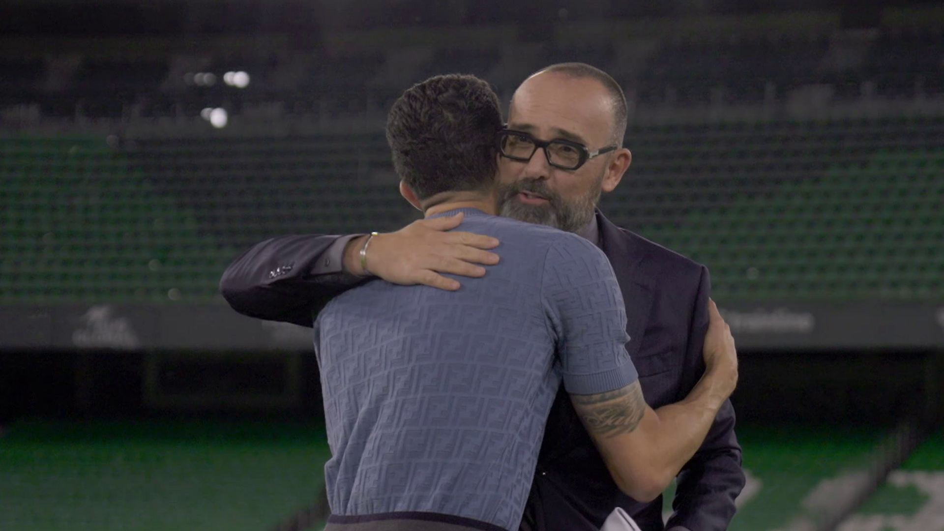 El especial regalo de Marc Bartra a Risto Mejide en su entrevista en 'Viajando con Chester': "Estas cosas me emocionan"