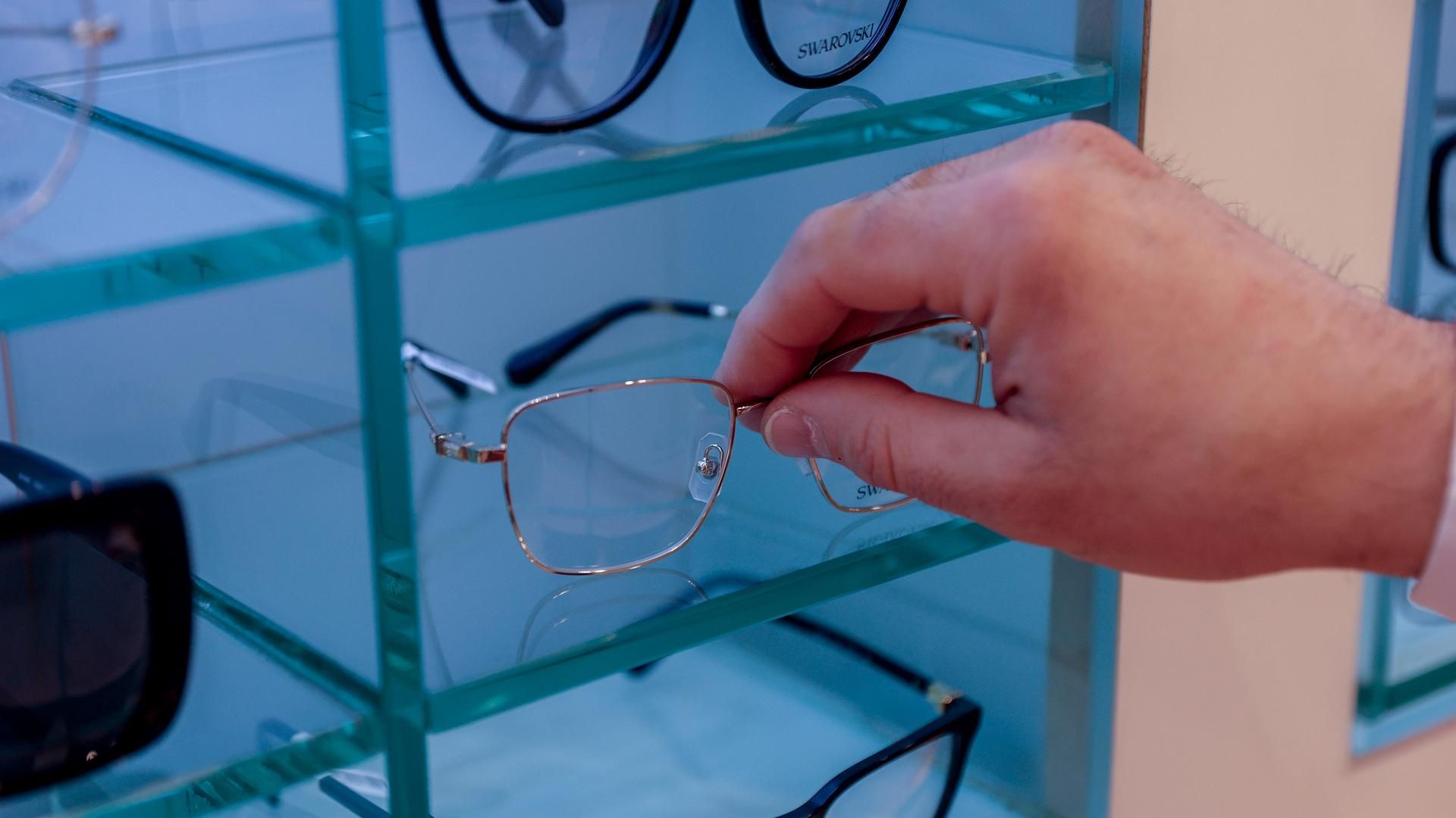 FACUA denuncia a una web por vender unas gafas "indestructibles" que supuestamente curan la miopía y astigmatismo