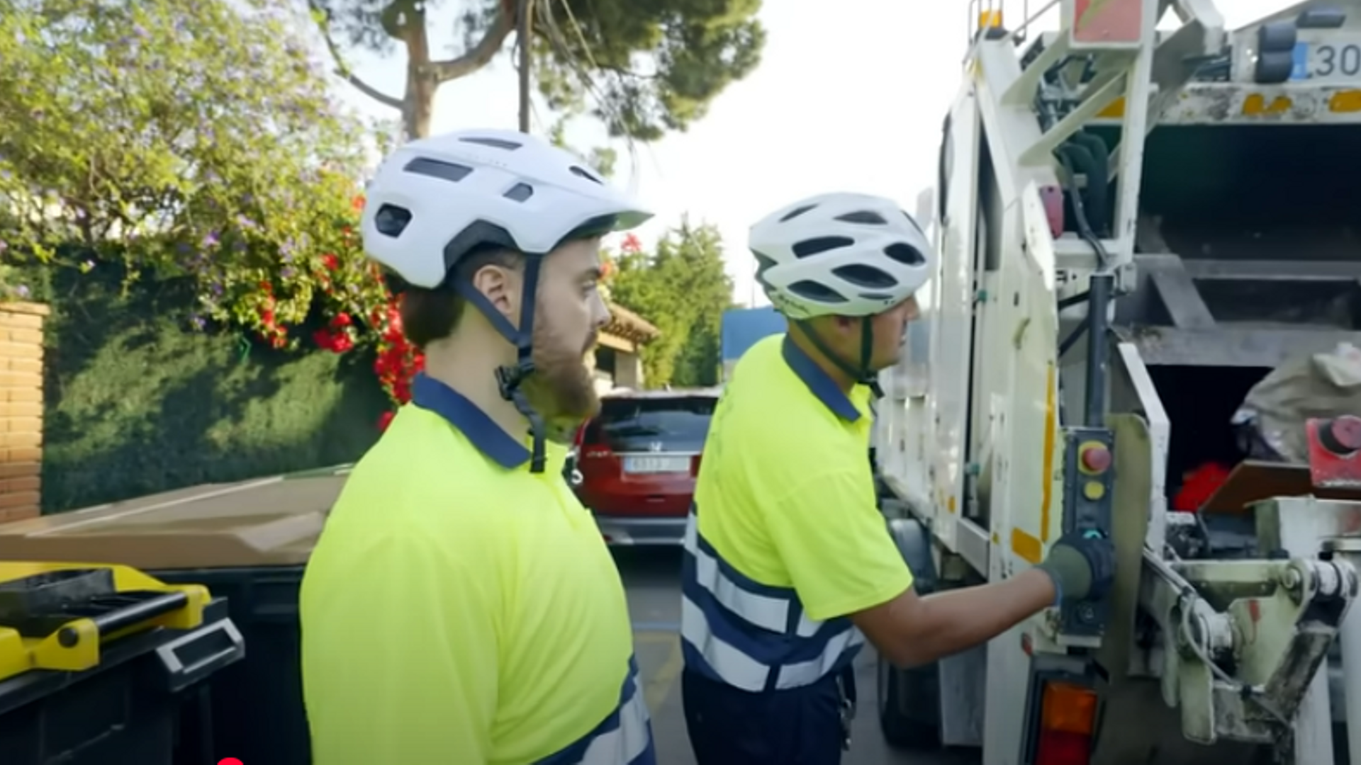 Ibai Llanos pasa un día como basurero: "A trabajar por primera vez en mi vida"