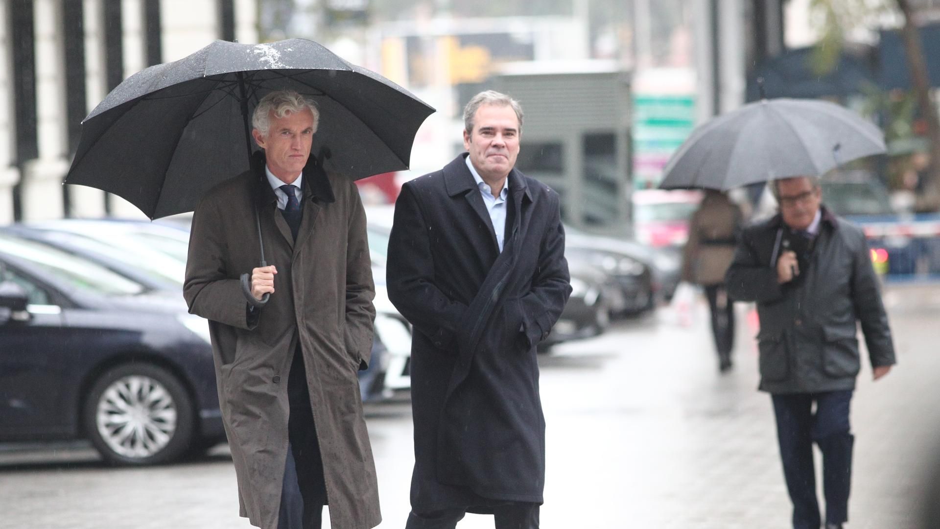 Javier Pérez Dolset (d), a su llegada a la Audiencia Nacional, en 2019.