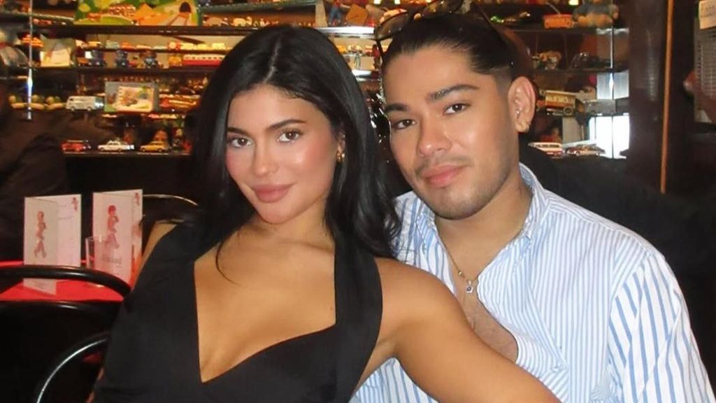 Kylie Jenner y su peluquero, Jesús Guerrero.