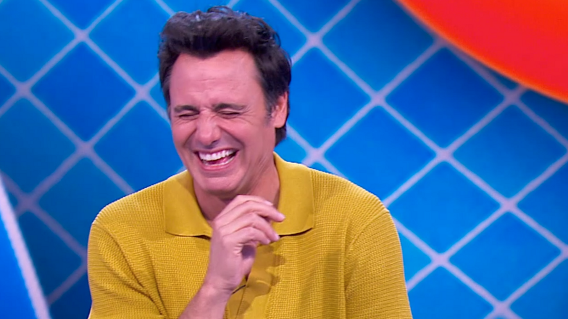 La risa desenfrenada de Ion Aramendi tras escuchar la explicación de un concursante en 'Reacción en cadena'