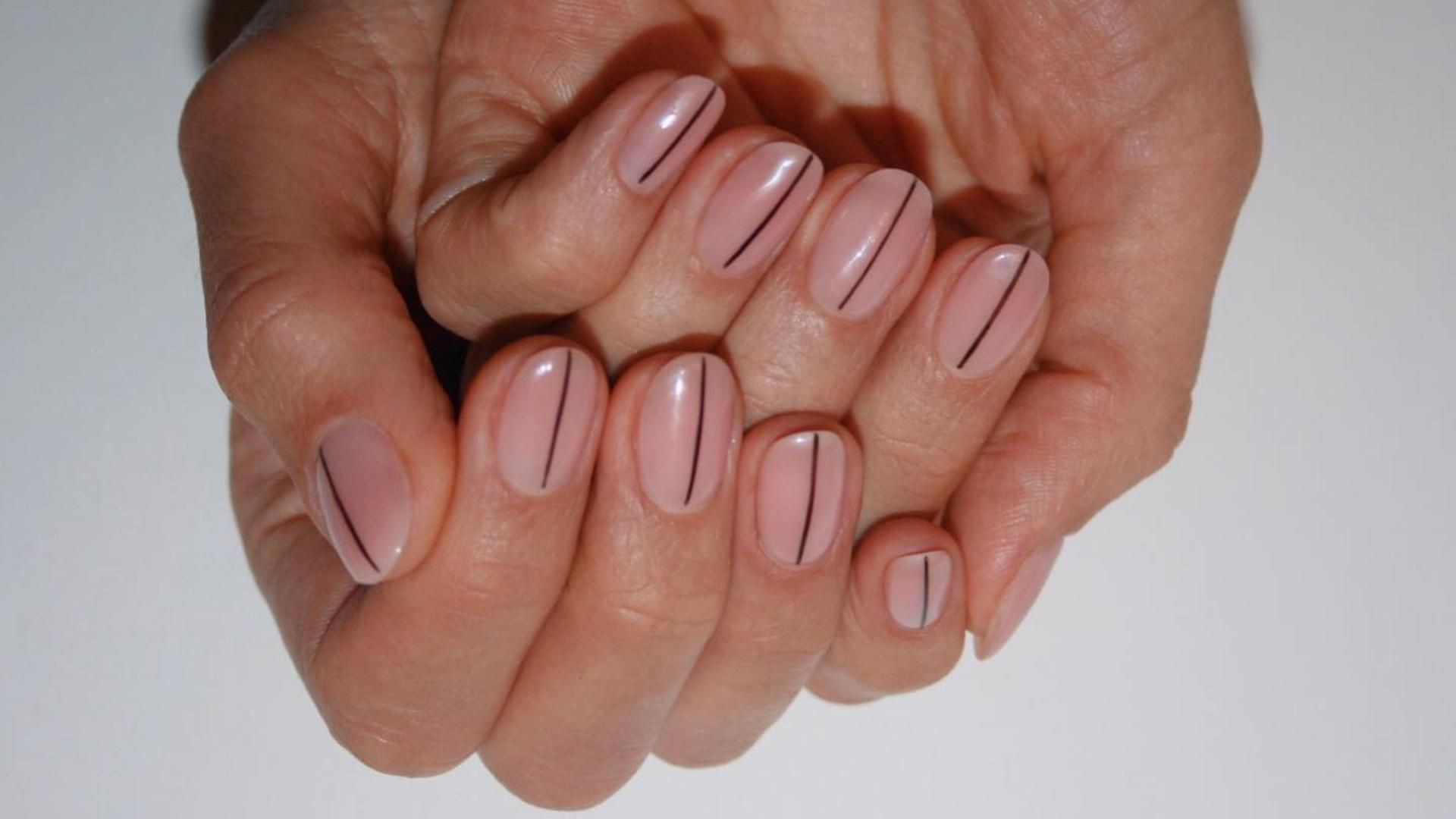 Manicura corta minimalista Manicura corta minimalista